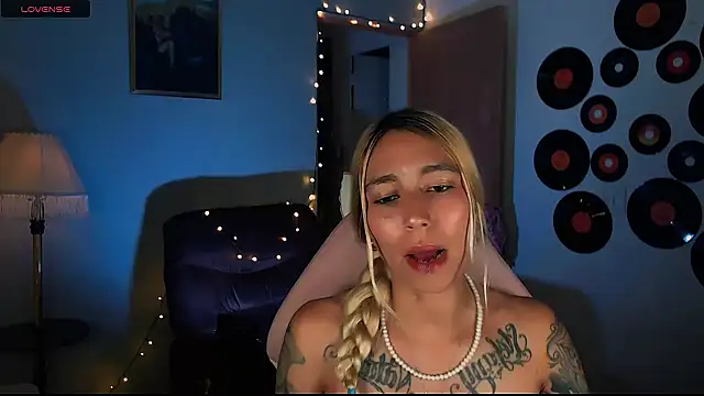 Snapshot of Saucy_Jenn chatting on 02/21/25, 04:40 Saucy Jenn online show from 02/21/25, 04:40