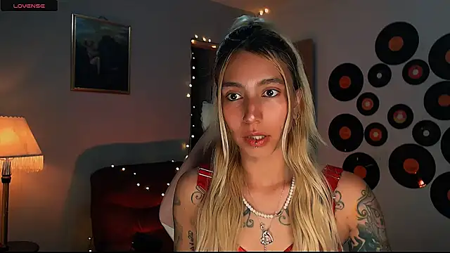 Snapshot of Saucy_Jenn chatting on 02/23/25, 03:35 Saucy Jenn online show from 02/23/25, 03:35