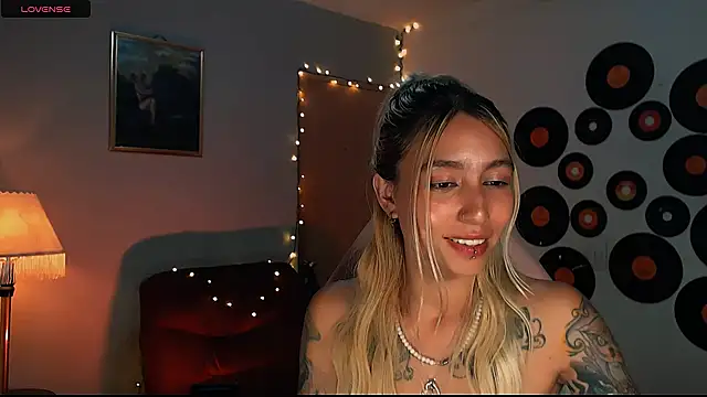 Snapshot of Saucy_Jenn chatting on 02/23/25, 06:49 Saucy Jenn online show from 02/23/25, 06:49