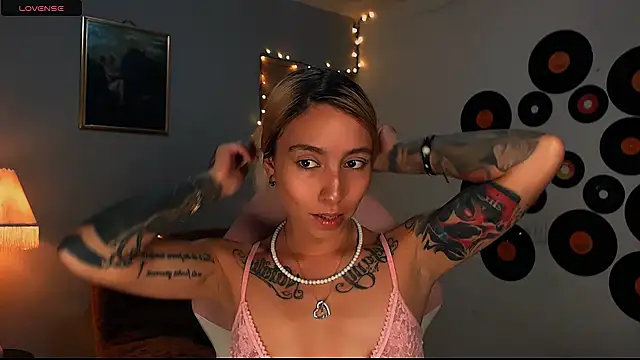 Snapshot of Saucy_Jenn chatting on 03/02/25, 01:26 Saucy Jenn online show from 03/02/25, 01:26