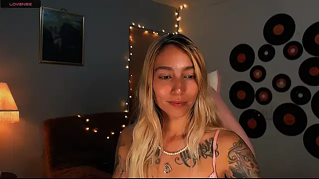 Snapshot of Saucy_Jenn chatting on 03/02/25, 05:01 Saucy Jenn online show from 03/02/25, 05:01