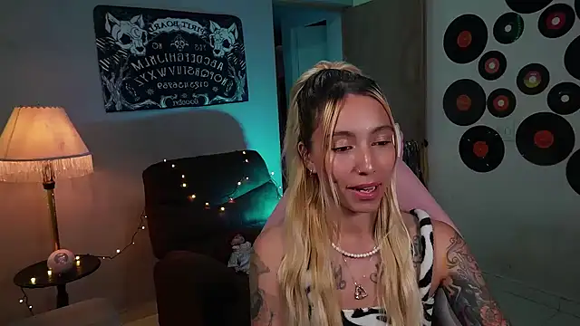 Snapshot of Saucy_Jenn chatting on 03/09/25, 03:01 Saucy Jenn online show from 03/09/25, 03:01