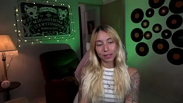 Snapshot of Saucy_Jenn chatting on 03/15/25, 03:18 Saucy Jenn online show from 03/15/25, 03:18