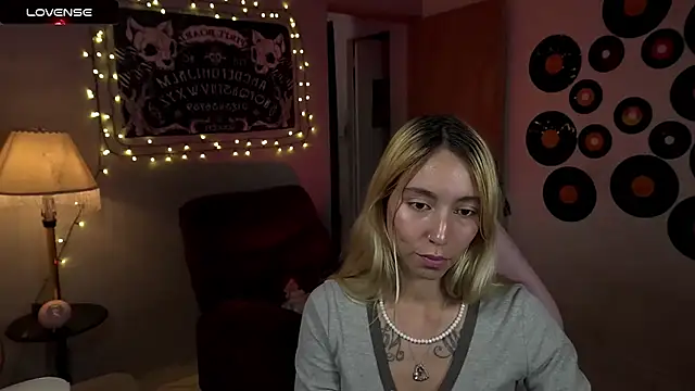 Snapshot of Saucy_Jenn chatting on 03/16/25, 01:38 Saucy Jenn online show from 03/16/25, 01:38