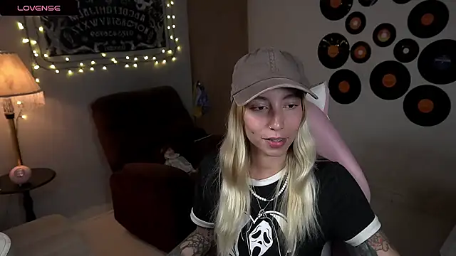 Snapshot of Saucy_Jenn chatting on 03/22/25, 03:52 Saucy Jenn online show from 03/22/25, 03:52