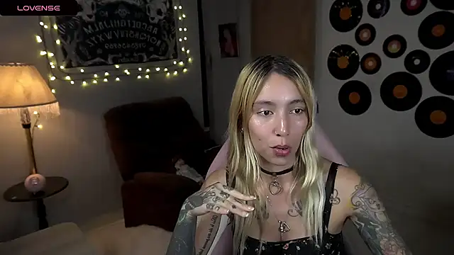 Snapshot of Saucy_Jenn chatting on 03/23/25, 01:09 Saucy Jenn online show from 03/23/25, 01:09