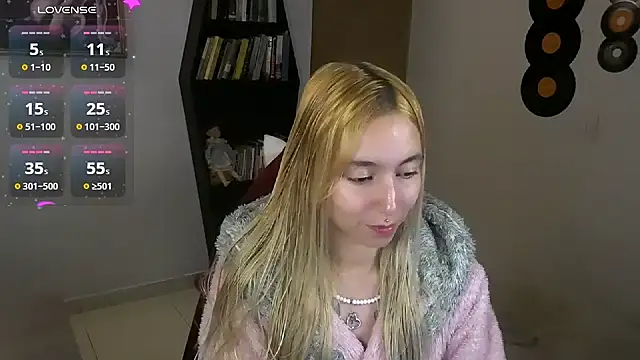 Snapshot of Saucy_Jenn chatting on 09/28/25, 01:11 Saucy Jenn online show from 09/28/25, 01:11