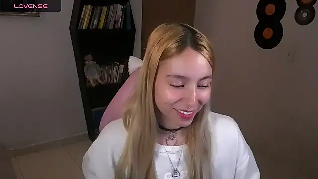 Snapshot of Saucy_Jenn chatting on 10/17/25, 04:26 Saucy Jenn online show from 10/17/25, 04:26