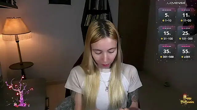 Snapshot of Saucy_Jenn chatting on 10/26/25, 10:58 Saucy Jenn online show from 10/26/25, 10:58