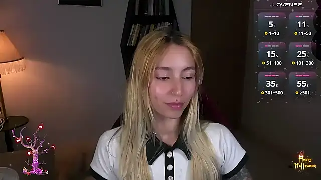 Snapshot of Saucy_Jenn chatting on 10/30/25, 05:09 Saucy Jenn online show from 10/30/25, 05:09