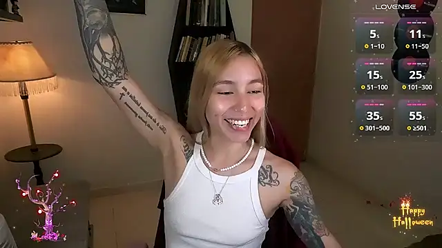 Snapshot of Saucy_Jenn chatting on 10/31/25, 02:01 Saucy Jenn online show from 10/31/25, 02:01