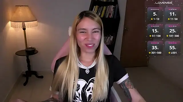 Snapshot of Saucy_Jenn chatting on 11/29/25, 02:25 Saucy Jenn online show from 11/29/25, 02:25