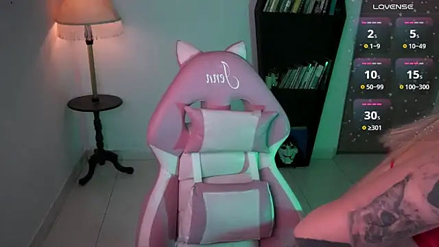 Snapshot of Saucy_Jenn chatting on 12/19/25, 03:13 Saucy Jenn online show from 12/19/25, 03:13