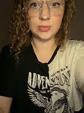 Snapshot of EmmieRae chatting on 11/04/25, 12:26 EmmieRae online show from 11/04/25, 12:26