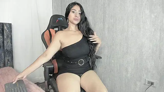 Snapshot of Valentinne_z chatting on 12/29/24, 02:42 Valentinne z online show from 12/29/24, 02:42