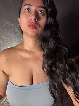 Snapshot of Valentinne_z chatting on 05/15/26, 10:33 Valentinne z online show from 05/15/26, 10:33