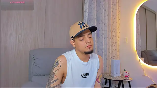 Snapshot of alejandro_calderon1 chatting on 11/21/25, 05:39 alejandro calderon1 online show from 11/21/25, 05:39