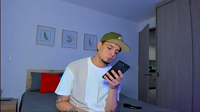 Snapshot of alejandro_calderon1 chatting on 11/30/25, 05:11 alejandro calderon1 online show from 11/30/25, 05:11