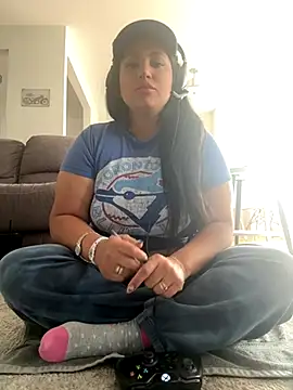Snapshot of MeghanXO chatting on 10/25/25, 04:24 MeghanXO online show from 10/25/25, 04:24