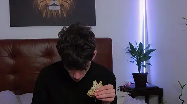 Snapshot of DanielCrush1 chatting on 02/12/25, 12:37 DanielCrush1 online show from 02/12/25, 12:37