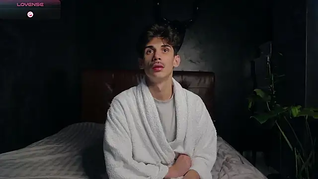 Snapshot of DanielCrush1 chatting on 11/16/25, 01:39 DanielCrush1 online show from 11/16/25, 01:39