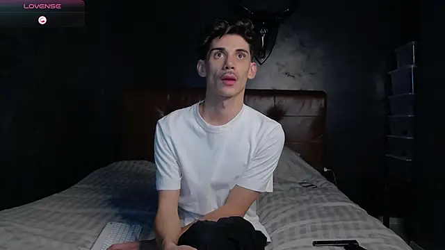 Snapshot of DanielCrush1 chatting on 11/25/25, 05:24 DanielCrush1 online show from 11/25/25, 05:24