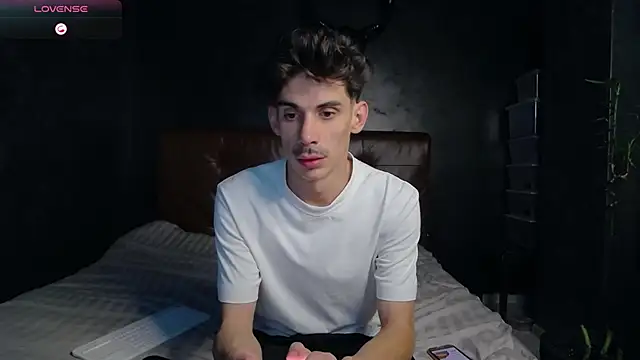 Snapshot of DanielCrush1 chatting on 11/27/25, 01:02 DanielCrush1 online show from 11/27/25, 01:02