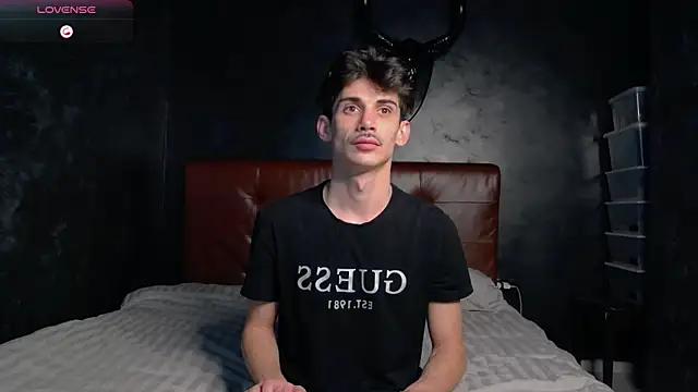 Snapshot of DanielCrush1 chatting on 12/23/25, 01:47 DanielCrush1 online show from 12/23/25, 01:47