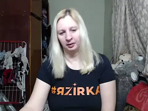 Snapshot of BustyBlond chatting on 02/23/25, 04:02 BustyBlond online show from 02/23/25, 04:02