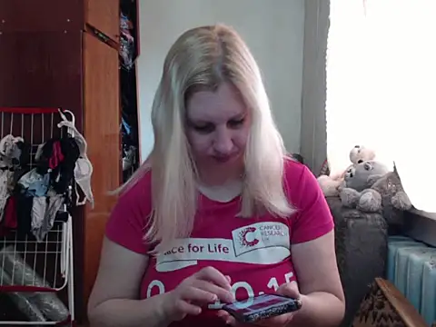 Snapshot of BustyBlond chatting on 03/05/25, 10:00 BustyBlond online show from 03/05/25, 10:00