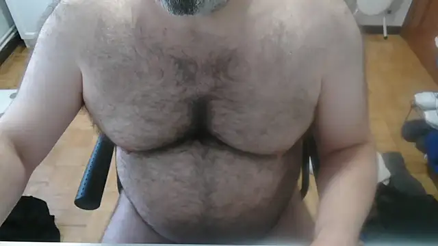 Snapshot of mikeyhotbear chatting on 07/13/26, 05:43 mikeyhotbear online show from 07/13/26, 05:43