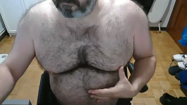 Snapshot of mikeyhotbear chatting on 07/14/26, 05:12 mikeyhotbear online show from 07/14/26, 05:12