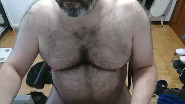 Snapshot of mikeyhotbear chatting on 07/16/26, 05:35 mikeyhotbear online show from 07/16/26, 05:35