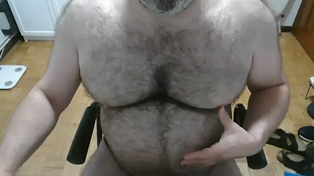 Snapshot of mikeyhotbear chatting on 07/19/26, 05:11 mikeyhotbear online show from 07/19/26, 05:11