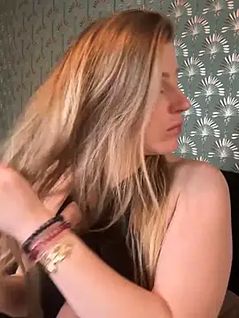 Snapshot of FoxyFrenchy chatting on 11/30/25, 07:18 FoxyFrenchy online show from 11/30/25, 07:18