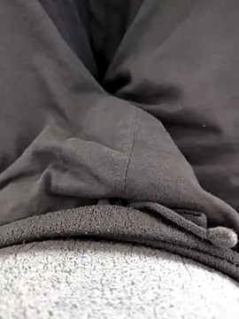 Snapshot of Elixire1 chatting on 11/18/25, 05:28 Elixire1 online show from 11/18/25, 05:28