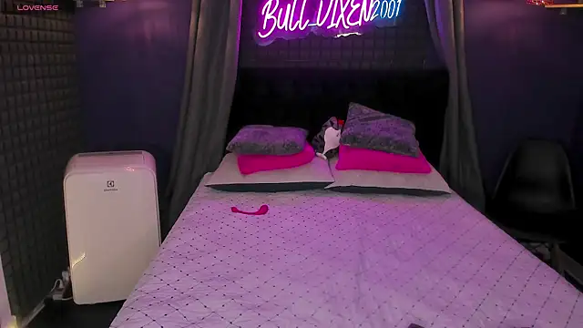 bull vixen2001 online show from 09/18/25, 12:07