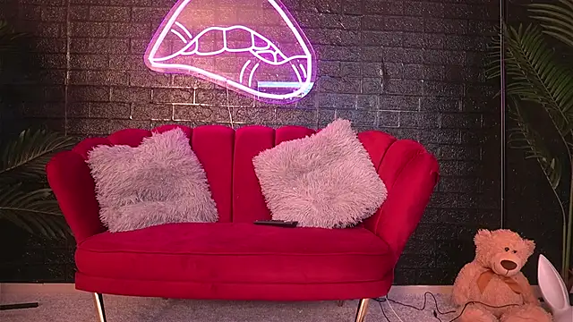 Snapshot of ScarlettQuate chatting on 12/23/24, 05:54 ScarlettQuate online show from 12/23/24, 05:54