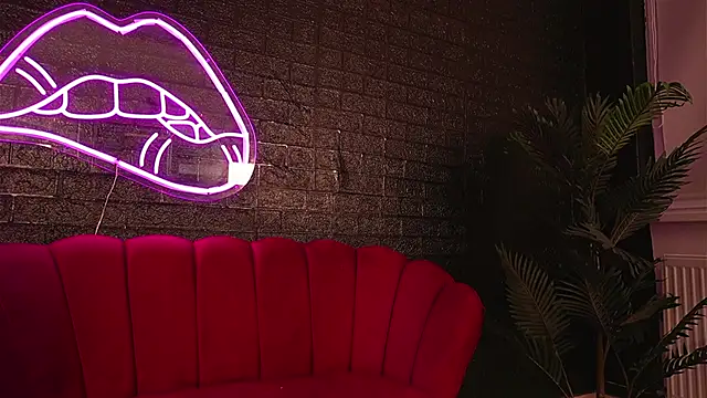 Snapshot of ScarlettQuate chatting on 03/18/25, 11:53 ScarlettQuate online show from 03/18/25, 11:53