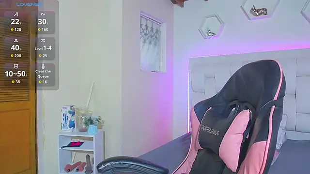 Snapshot of shanakendall chatting on 10/27/25, 02:21 shanakendall online show from 10/27/25, 02:21