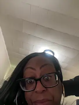 Snapshot of Goddesskarisma chatting on 12/17/25, 08:04 Goddesskarisma online show from 12/17/25, 08:04