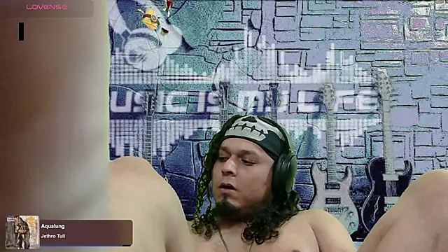 Snapshot of chino_roz chatting on 01/02/25, 09:43 chino roz online show from 01/02/25, 09:43