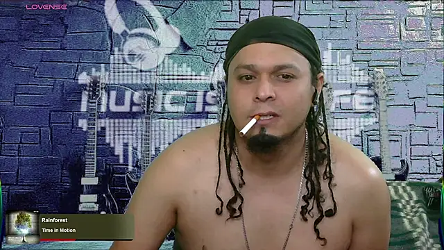 Snapshot of chino_roz chatting on 02/08/25, 11:33 chino roz online show from 02/08/25, 11:33