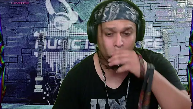 Snapshot of chino_roz chatting on 02/13/25, 02:52 chino roz online show from 02/13/25, 02:52
