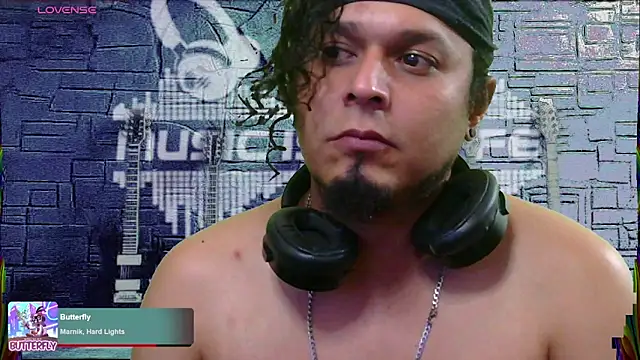 Snapshot of chino_roz chatting on 02/19/25, 06:22 chino roz online show from 02/19/25, 06:22