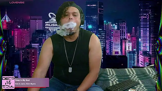 Snapshot of chino_roz chatting on 02/22/25, 08:42 chino roz online show from 02/22/25, 08:42
