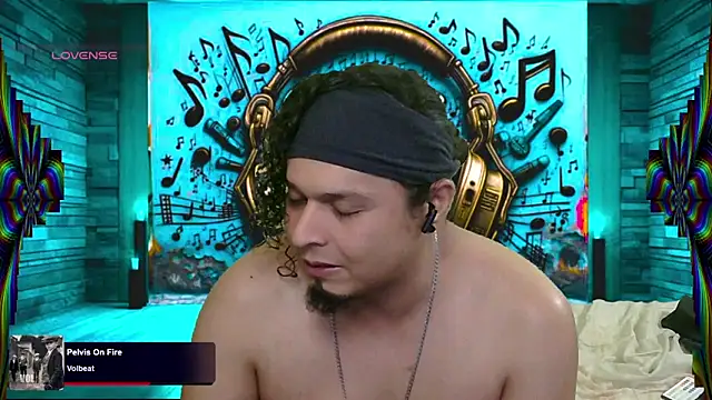 Snapshot of chino_roz chatting on 03/13/25, 03:39 chino roz online show from 03/13/25, 03:39