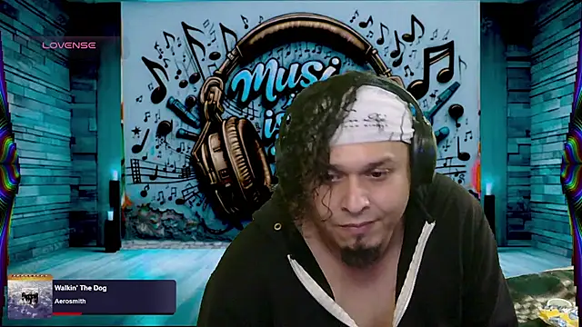 Snapshot of chino_roz chatting on 03/17/25, 02:56 chino roz online show from 03/17/25, 02:56