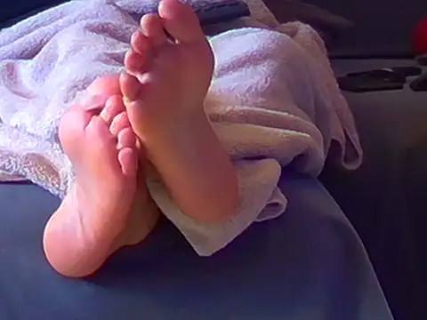 Snapshot of cpl216 chatting on 10/04/25, 01:42 cpl216 online show from 10/04/25, 01:42