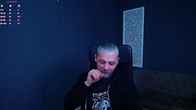 Snapshot of BrianHunts chatting on 12/16/25, 05:01 BrianHunts online show from 12/16/25, 05:01